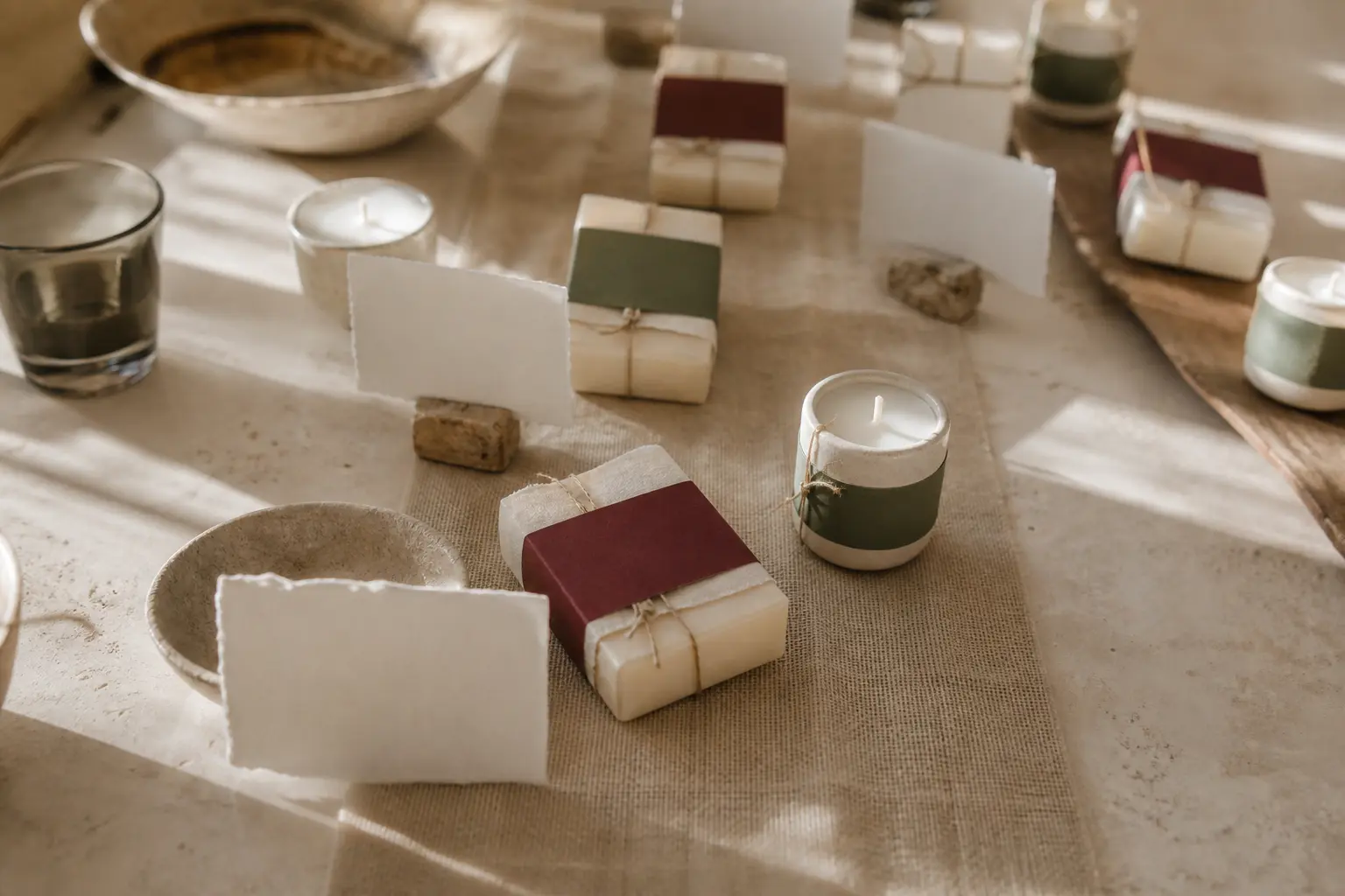 Jabones y velas personalizados sobre una mesa de lino
